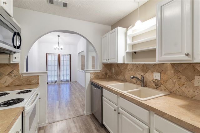 2919 Fairchild Drive, Bryan, TX 77803