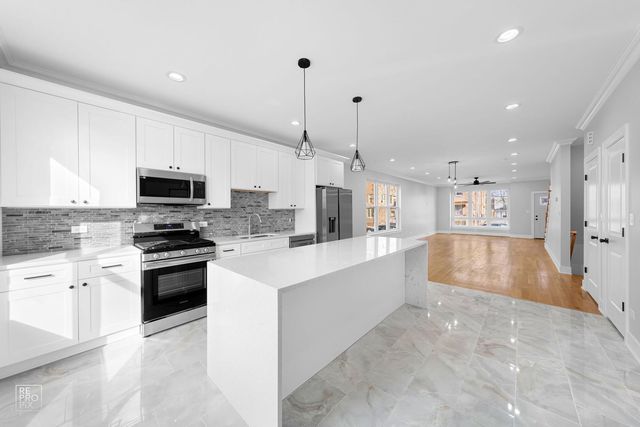 4241 W Walton Street, Chicago, IL 60651