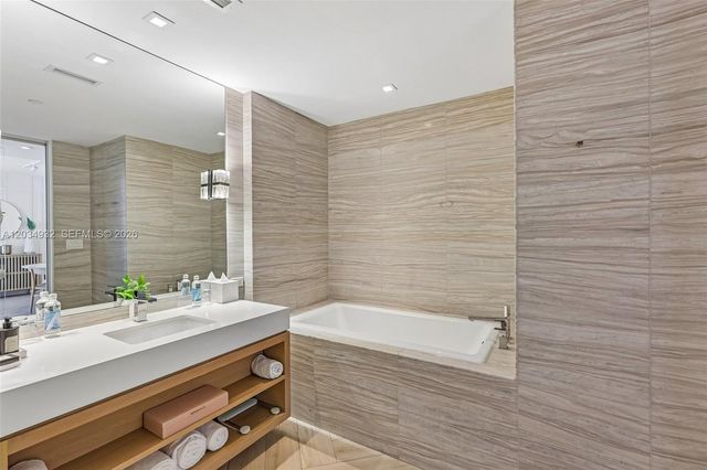 2201 Collins Avenue 1019, Miami Beach, FL 33139
