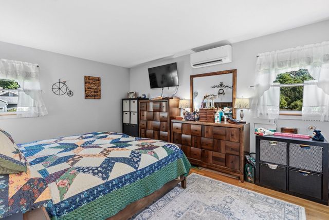 45 Brook St, Easthampton, MA 01027