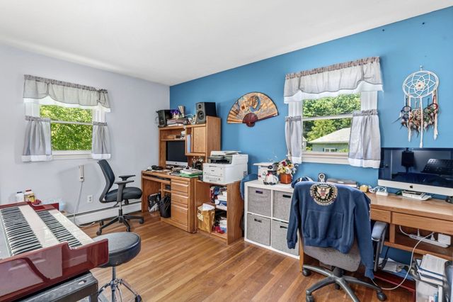 45 Brook St, Easthampton, MA 01027