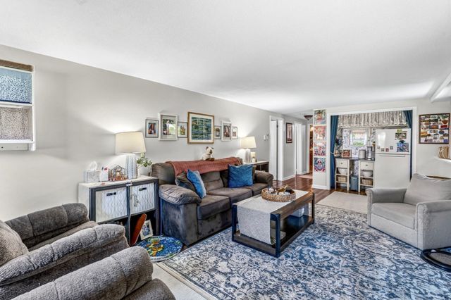45 Brook St, Easthampton, MA 01027