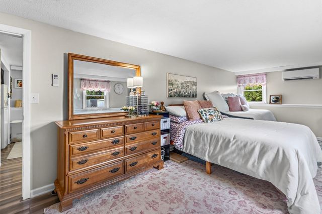 45 Brook St, Easthampton, MA 01027