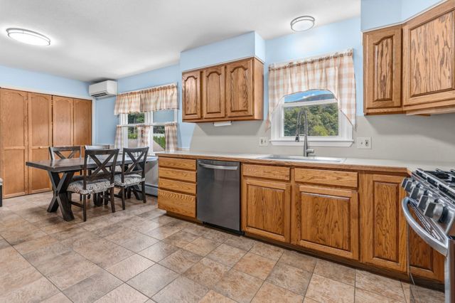 45 Brook St, Easthampton, MA 01027