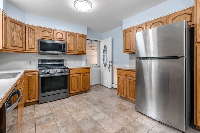 45 Brook St, Easthampton, MA 01027