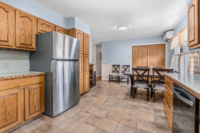 45 Brook St, Easthampton, MA 01027