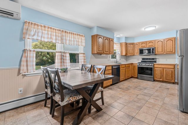 45 Brook St, Easthampton, MA 01027
