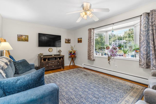 45 Brook St, Easthampton, MA 01027
