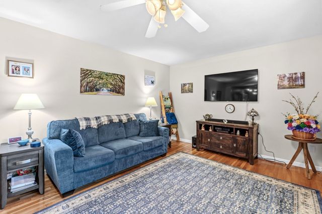 45 Brook St, Easthampton, MA 01027