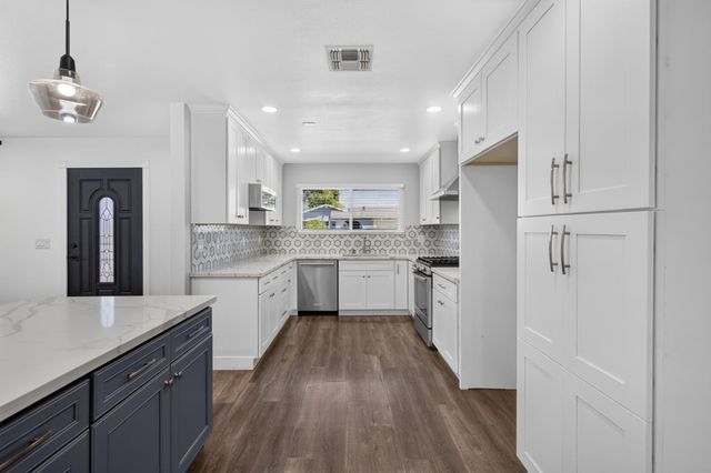 7674 Millroy Way, Sacramento, CA 95823