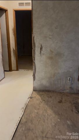 190 Pinewood Knoll Drive, Hendersonville, NC 28739