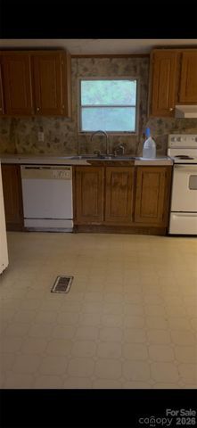 190 Pinewood Knoll Drive, Hendersonville, NC 28739