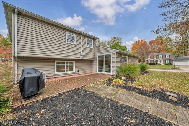 381 Bates Drive, Bay Village, OH 44140