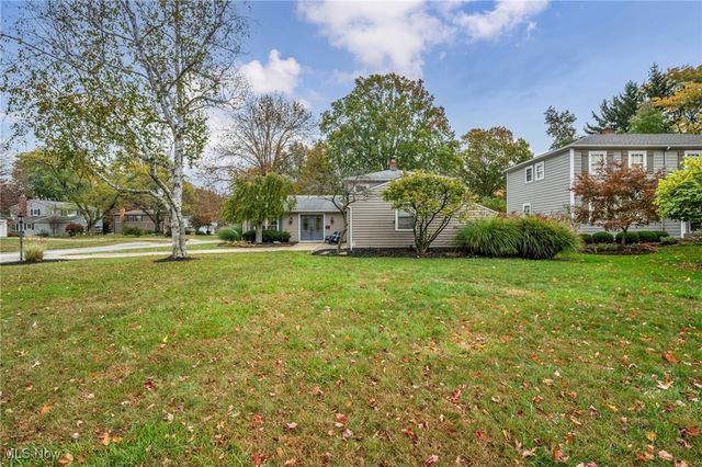 381 Bates Drive, Bay Village, OH 44140