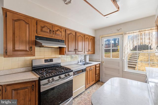 1327 LEEGATE RD NW, Washington, DC 20012