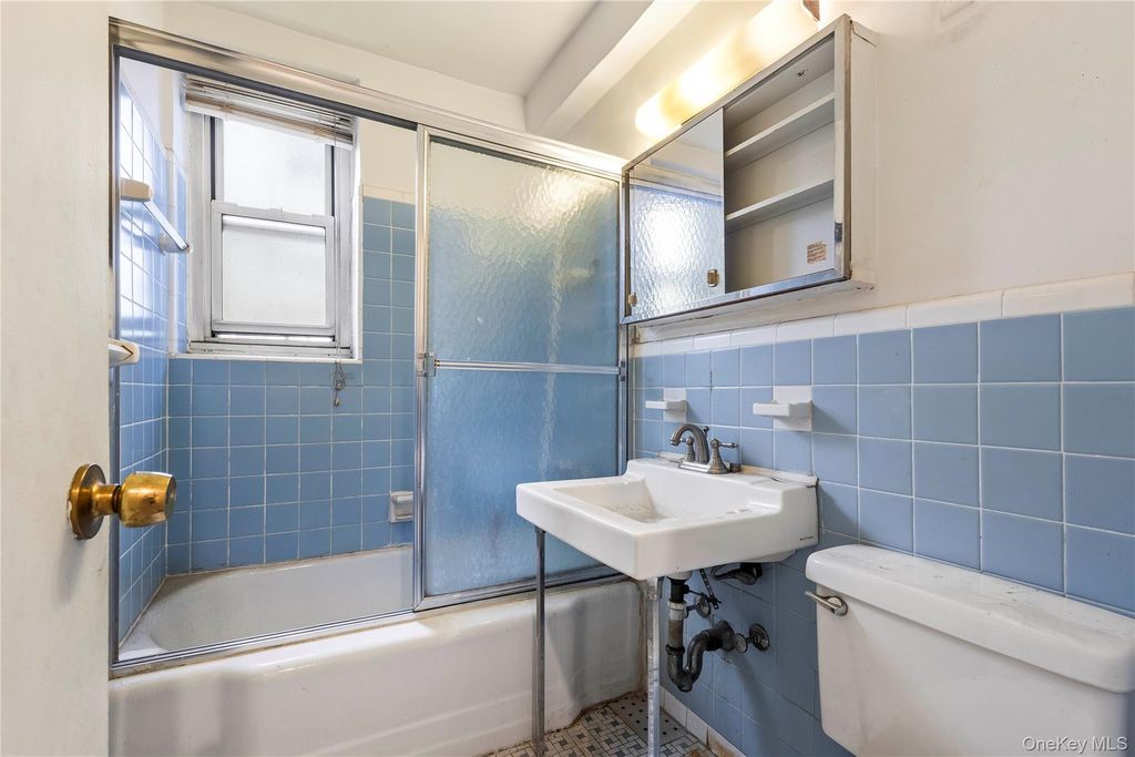 209-25 18th Avenue 2G, Bayside, NY 11360 — photo 5