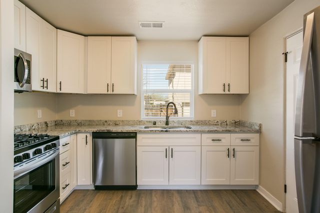 635 Adams Street NE, Albuquerque, NM 87110