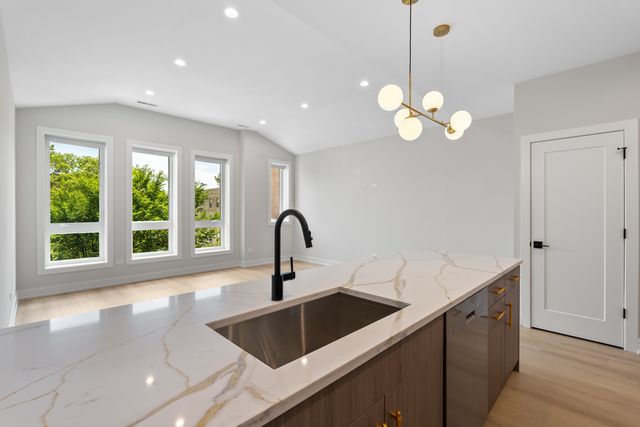 5008 S Prairie Avenue, Chicago, IL 60615