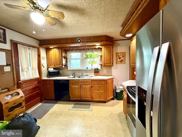 2039 READING AVE, Reading, PA 19609