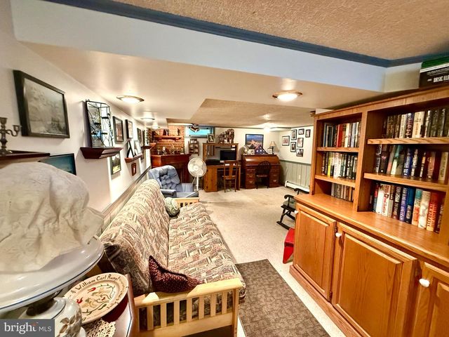 2039 READING AVE, Reading, PA 19609