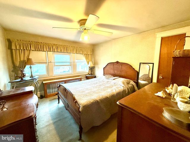 2039 READING AVE, Reading, PA 19609