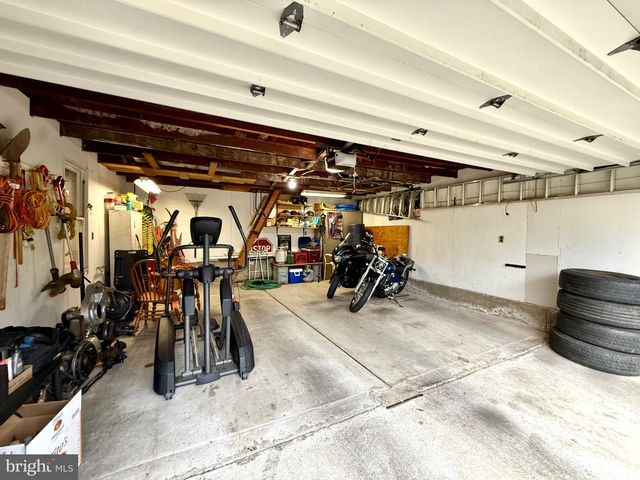 2039 READING AVE, Reading, PA 19609
