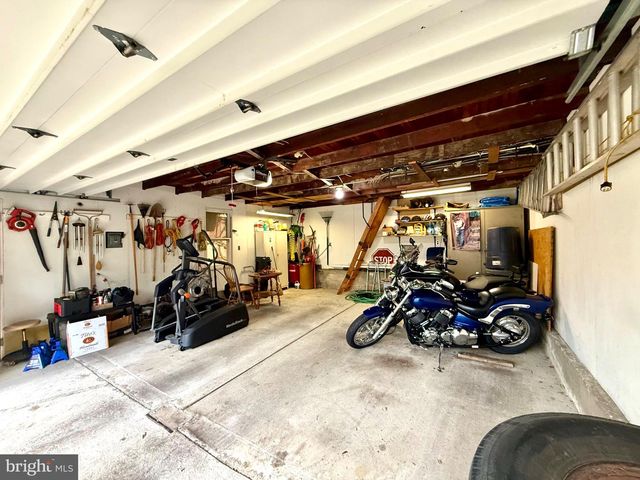 2039 READING AVE, Reading, PA 19609