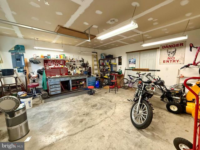 2039 READING AVE, Reading, PA 19609