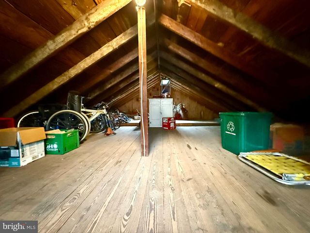 2039 READING AVE, Reading, PA 19609