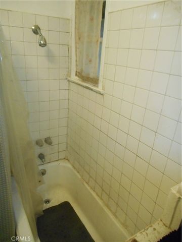 12126 Ainsworth, Los Angeles, CA 90044