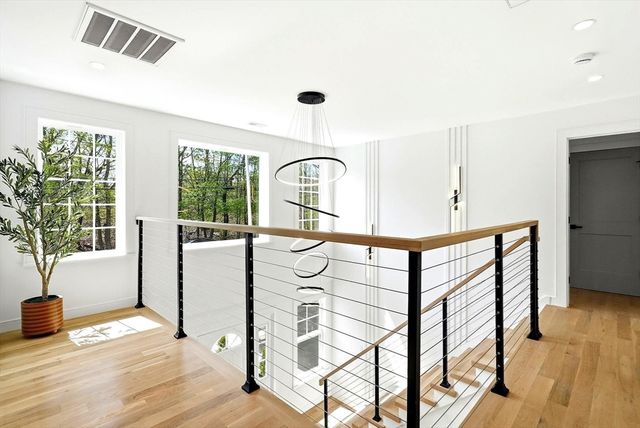 8 Boyd Rd, Woburn, MA 01801