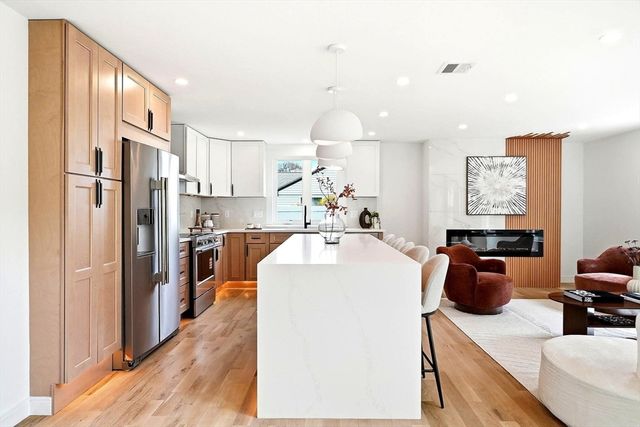 8 Boyd Rd, Woburn, MA 01801