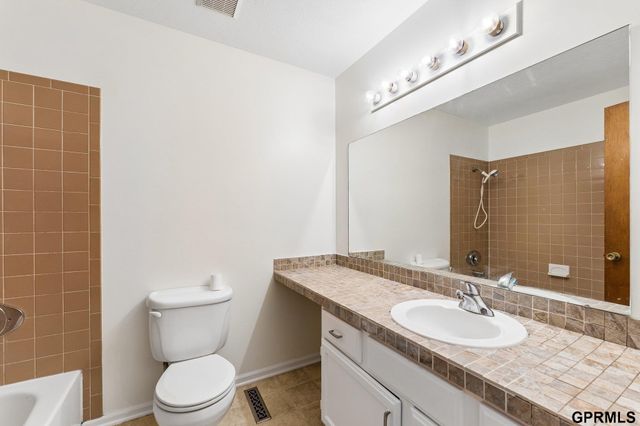 13633 Hascall Street, Omaha, NE 68144