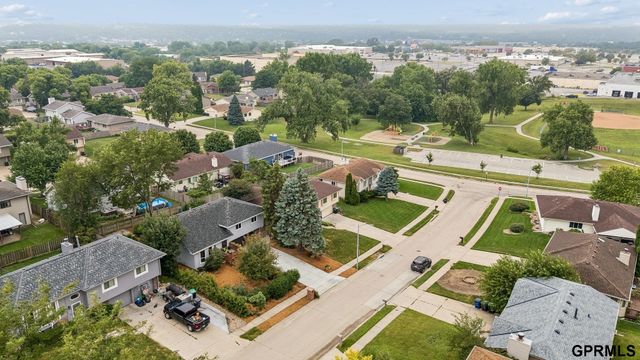 13633 Hascall Street, Omaha, NE 68144