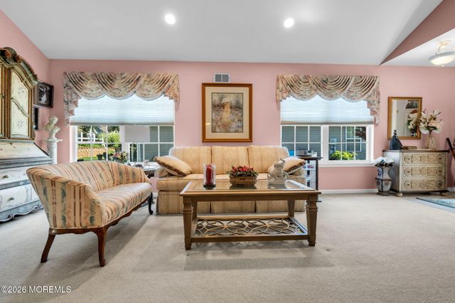 7 Skylark Lane, Lakewood, NJ 08701