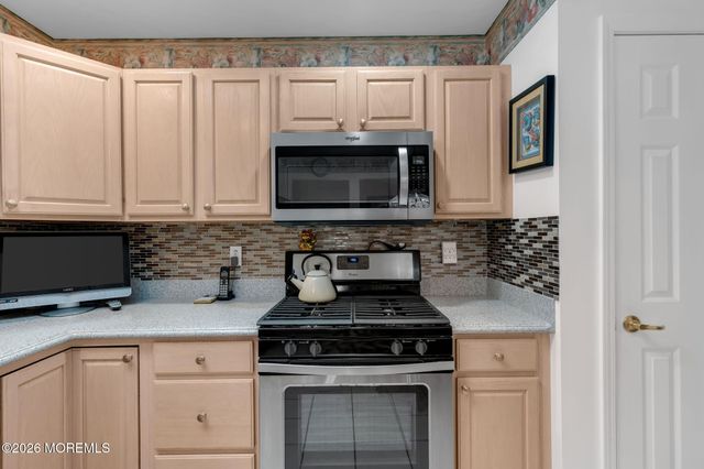 7 Skylark Lane, Lakewood, NJ 08701