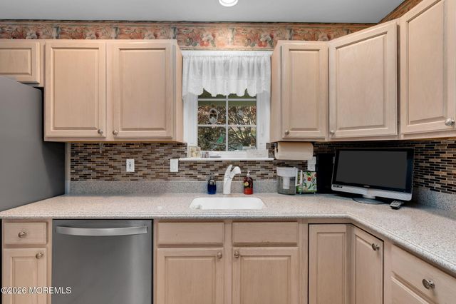 7 Skylark Lane, Lakewood, NJ 08701