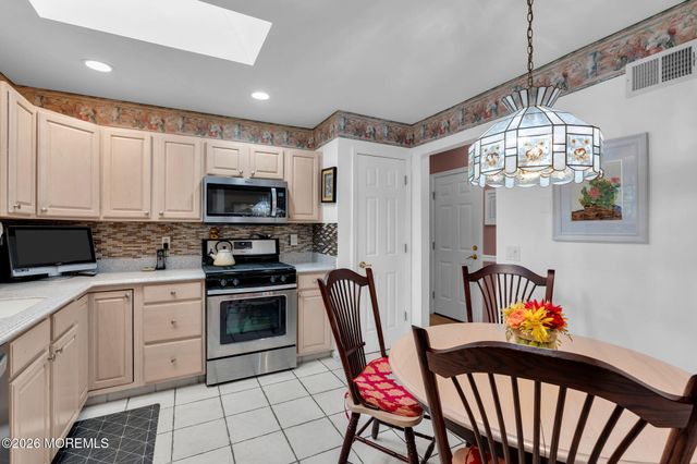 7 Skylark Lane, Lakewood, NJ 08701
