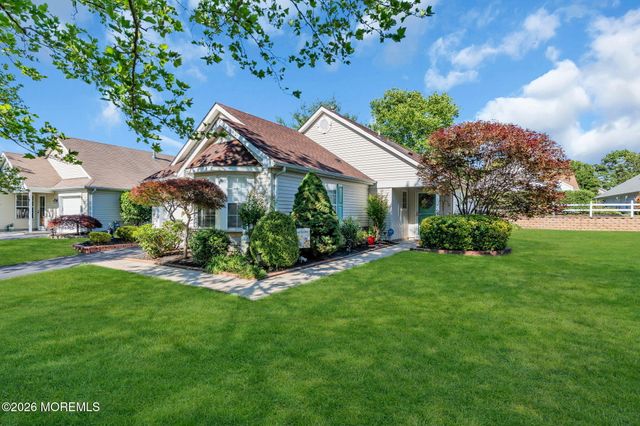 7 Skylark Lane, Lakewood, NJ 08701