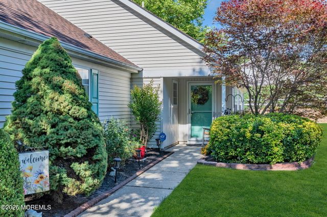 7 Skylark Lane, Lakewood, NJ 08701