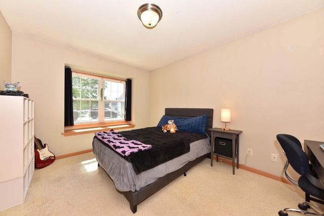 1300 Goldcrest COURT, West Bend, WI 53095