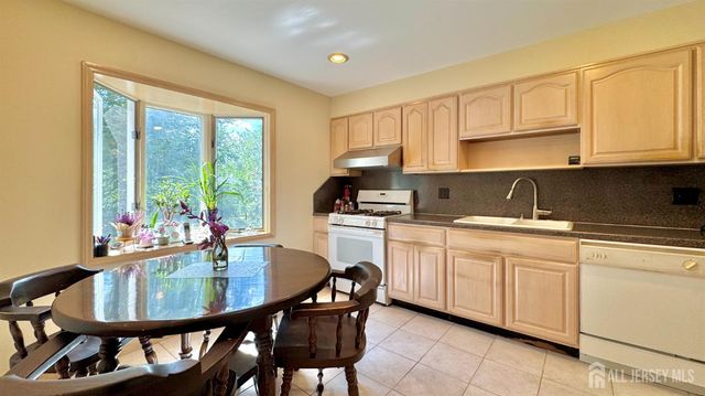 9 Highpoint Drive, Edison, NJ 08820