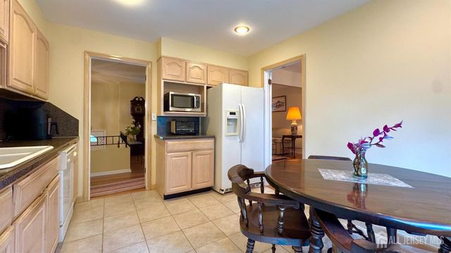 9 Highpoint Drive, Edison, NJ 08820