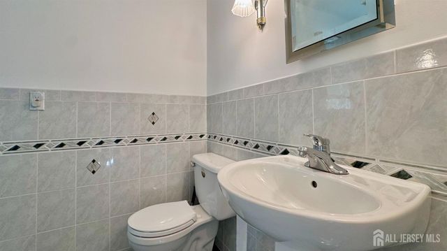 9 Highpoint Drive, Edison, NJ 08820