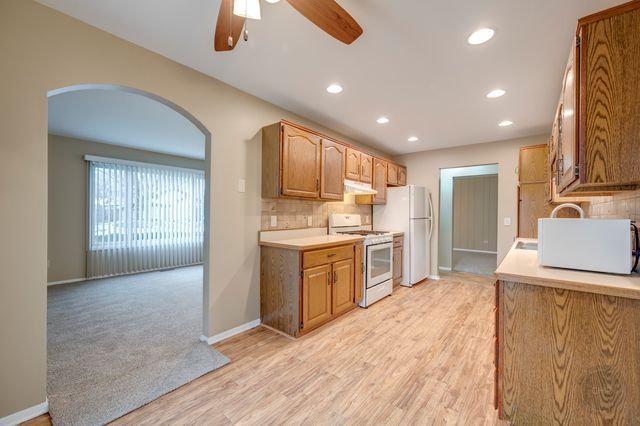 46 Ingleshire Road, Montgomery, IL 60538