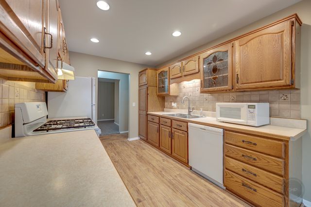 46 Ingleshire Road, Montgomery, IL 60538