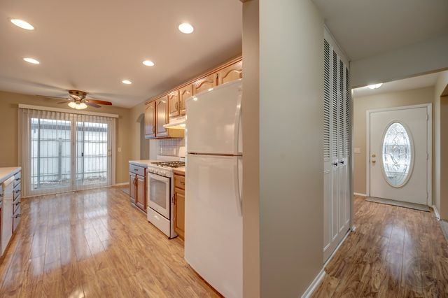 46 Ingleshire Road, Montgomery, IL 60538