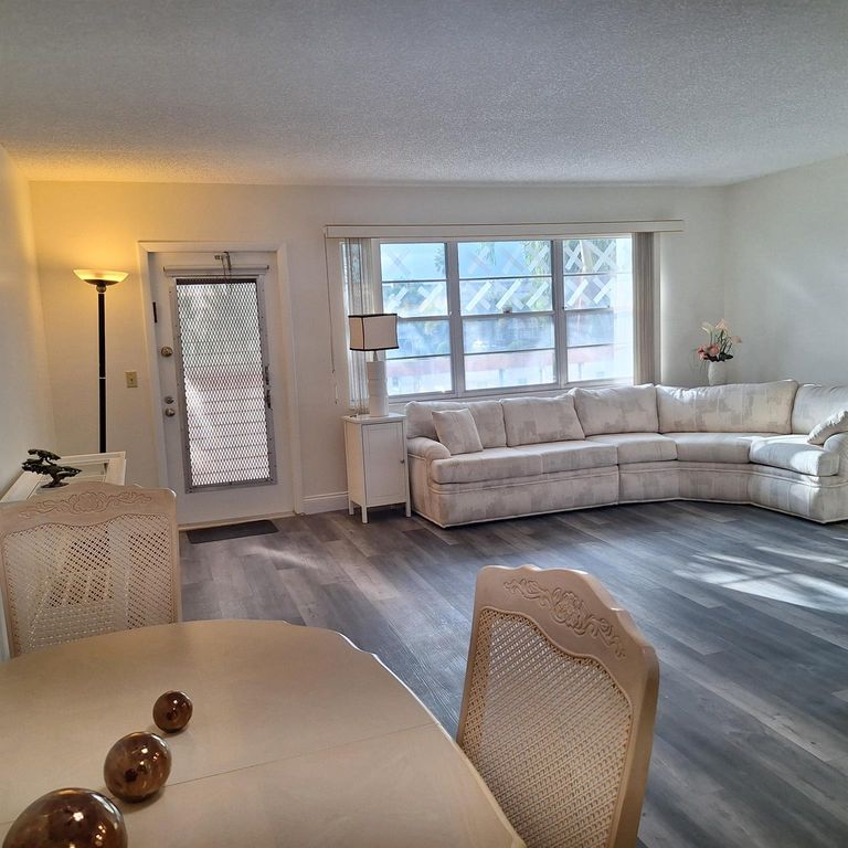 2092 Wolverton, Boca Raton, FL 33434