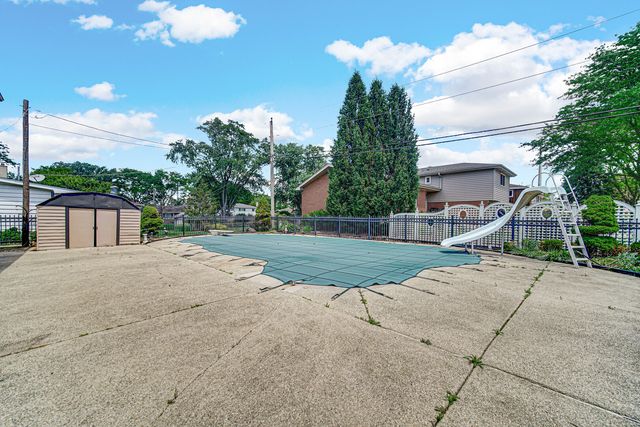 495 E Park Manor Court, Elmhurst, IL 60126