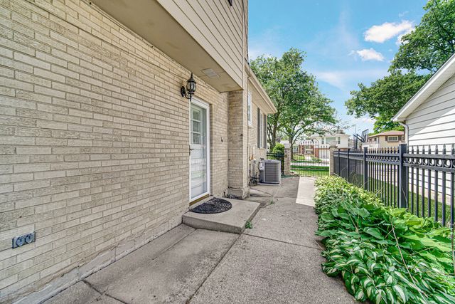 495 E Park Manor Court, Elmhurst, IL 60126